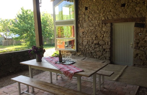 Chaille-sous-les-Ormeaux Cottage | Charming Renovated Barn with Garden, Near Attractions and Trails