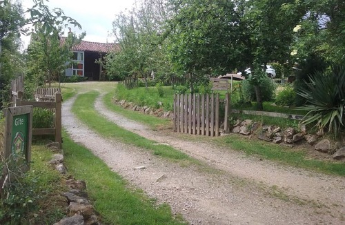 Chaille-sous-les-Ormeaux Cottage | Charming Renovated Barn with Garden, Near Attractions and Trails