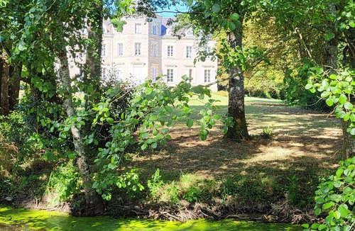 Saint-Etienne-de-Montluc Cottage | Charming Gîte in Castle - Wifi & Parking Included