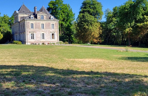 Saint-Etienne-de-Montluc Cottage | Charming Gîte in Castle - Wifi & Parking Included