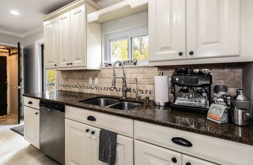 Milford House | Charming 4 Bedroom Close to Downtown