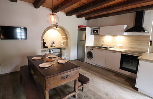 Saint-Jacques-des-Blats Cottage | Charming house with terrace and fireplace - Pets allowed