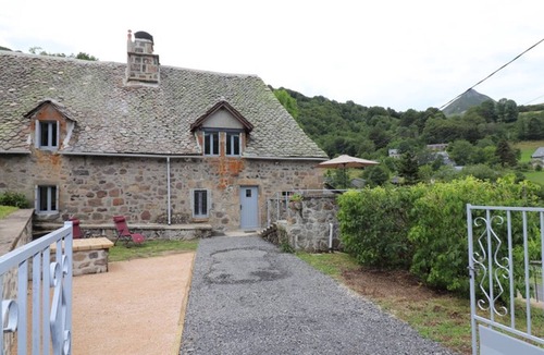 Saint-Jacques-des-Blats Cottage | Charming house with terrace and fireplace - Pets allowed