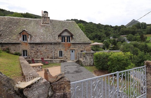 Saint-Jacques-des-Blats Cottage | Charming house with terrace and fireplace - Pets allowed
