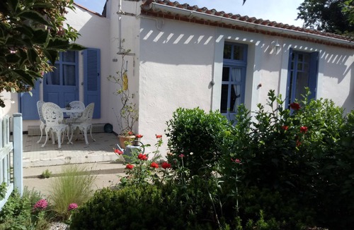 Saint-Vincent-sur-Graon Cottage | Charming Traditional Vendeen Cottage sleeping 4 in the peaceful countryside