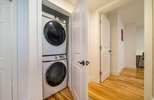 Corn Hill House | Charming 1-Bed Apt WiFi, Fully Equipped Kitchen