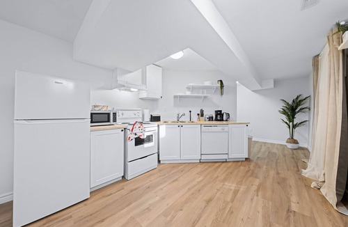Barrie Apartment | Charming 1-bed basement, WI-fi & Pull Out Sofa