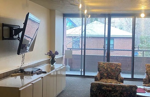 East Central Condo | Charming 1 Bed Condo, Only 15 Minute Walk to Downtown