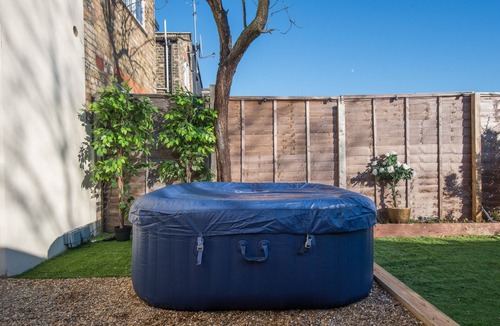 Loughton House | Charming 1-Bed House in London