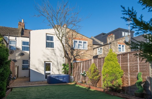 Loughton House | Charming 1-Bed House in London