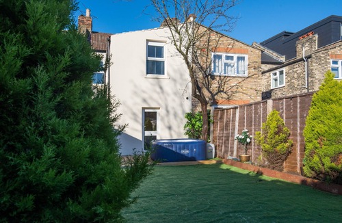 Loughton House | Charming 1-Bed House in London