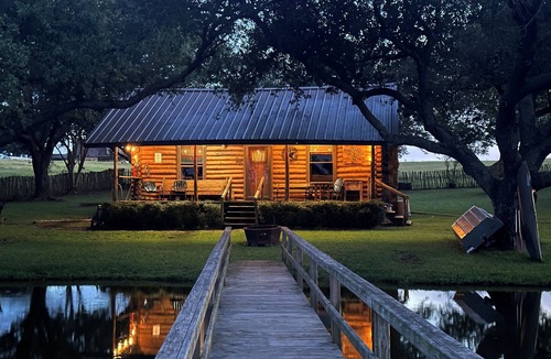 Minden Cabin | Charming 1-bedroom cabin over looking a pond & located on a cattle ranch