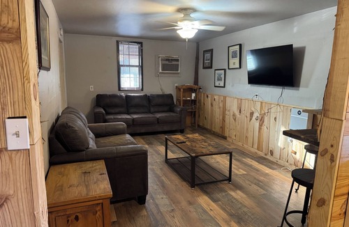 De Valls Bluff Cabin | Charming 1 bedroom cabin in De Valls Bluff, AR. Fully furnished cabin with WiFi
