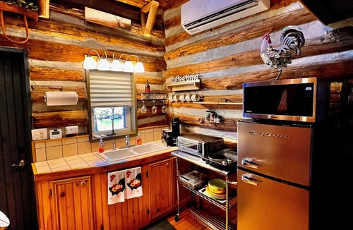 Stokes Cabin | Charming 1-bedroom cabin in amazing Pilot Mountain with Lake access
