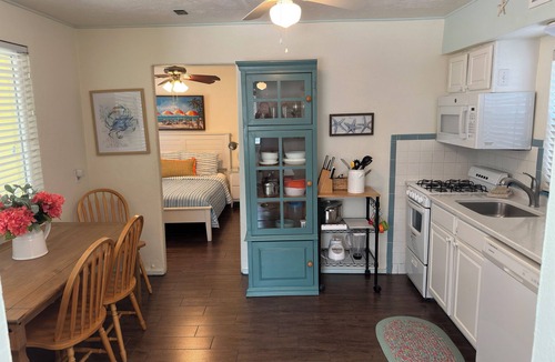 Bay Esplanade Apartment | Charming 1-Bedroom Apartment Just Steps From Beautiful Clearwater Beach