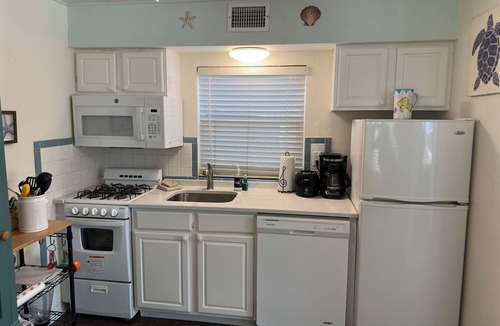 Bay Esplanade Apartment | Charming 1-Bedroom Apartment Just Steps From Beautiful Clearwater Beach