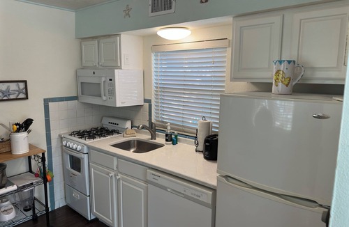 Bay Esplanade Apartment | Charming 1-Bedroom Apartment Just Steps From Beautiful Clearwater Beach