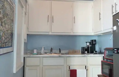Huntington Apartment | Charming 1-bedroom apartment with WiFi, AC in fabulous Huntington
