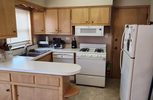 Forestview Apartment | Charming 1-bedroom apartment with AC, WiFi in phenomenal Park Ridge
