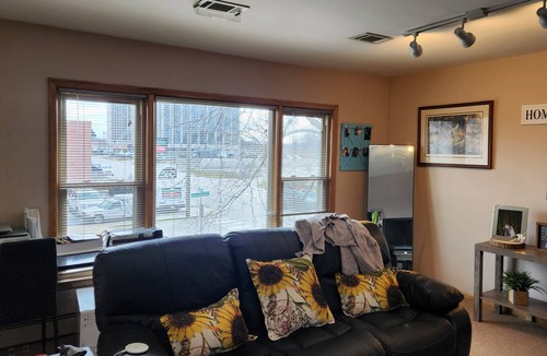 Forestview Apartment | Charming 1-bedroom apartment with AC, WiFi in phenomenal Park Ridge