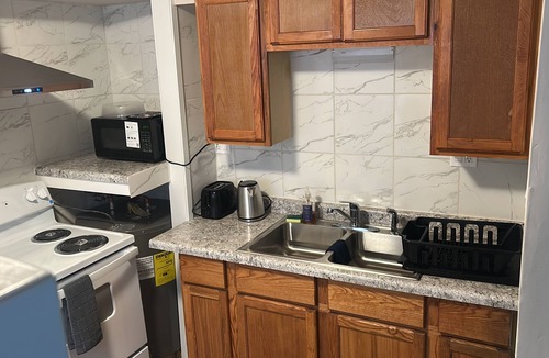 Airport Township Apartment | Charming 1-bedroom apartment in terrific Hazelwood with AC, WiFi