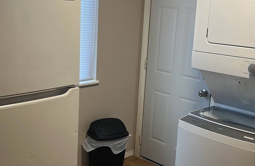 Airport Township Apartment | Charming 1-bedroom apartment in terrific Hazelwood with AC, WiFi