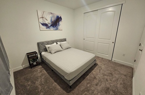 Roseville Apartment | Charming 1-bedroom apartment in marvelous Roseville with WiFi, AC