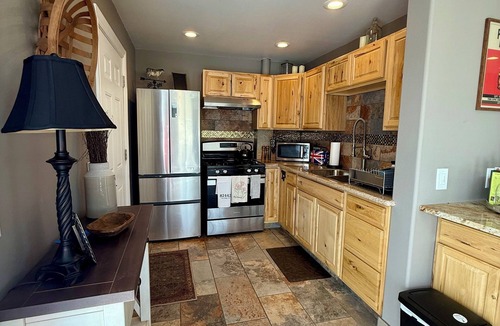 Ten Sleep Apartment | Charming 1-bedroom apartment in awesome Ten Sleep with AC