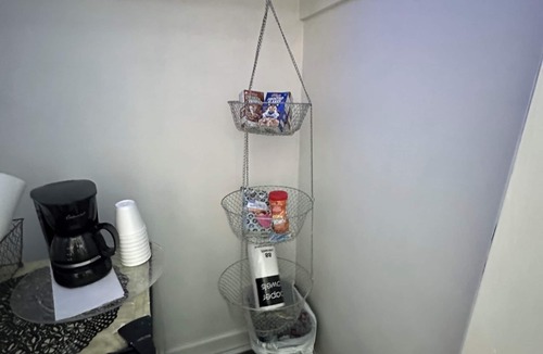 Putney Apartment | Charming 1-bedroom apartment Tranquil Pondside- 5mins from downtown