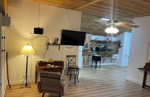 Brookshire House | Charming 1-bedroom building with WiFi, AC in welcoming Brookshire
