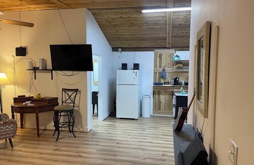 Brookshire House | Charming 1-bedroom building with WiFi, AC in welcoming Brookshire