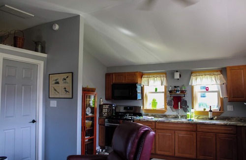 Malletts Bay Cottage | Charming 1-bedroom cottage lake views/access, Malletts Bay Colchester, AC, WiFi