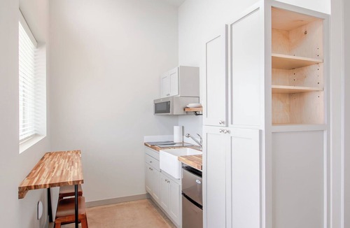 Uhland Cabin | Charming 1-Bedroom Cabin in Uhland with Kitchen & Walk-In Shower