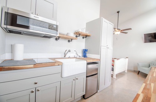 Uhland Cabin | Charming 1-Bedroom Cabin in Uhland with Kitchen & Walk-In Shower
