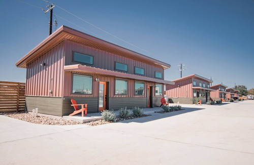 Uhland Cabin | Charming 1-Bedroom Cabin in Uhland with Kitchen & Walk-In Shower