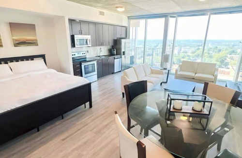 Downtown Condo | Charming 1-bedroom condo located on the 19th floor in delightful Raleigh.