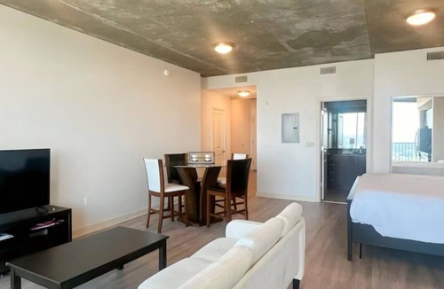 Downtown Condo | Charming 1-bedroom condo located on the 19th floor in delightful Raleigh.