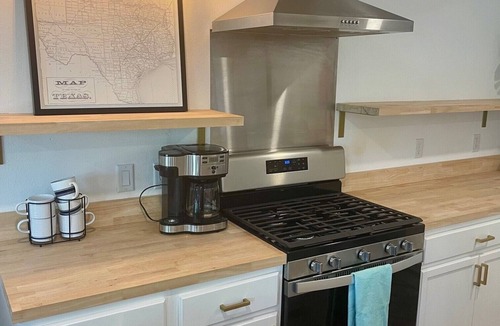 Tyler Cottage | Charming 1-bedroom cottage central to town, close to hospitals