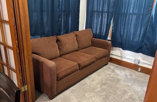 Rawlins House | Charming 1-bedroom Duplex with AC, WiFi, Gym access etc.