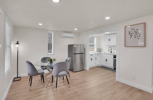 League City House | Charming 1 bedroom getaway perfect for relaxation!