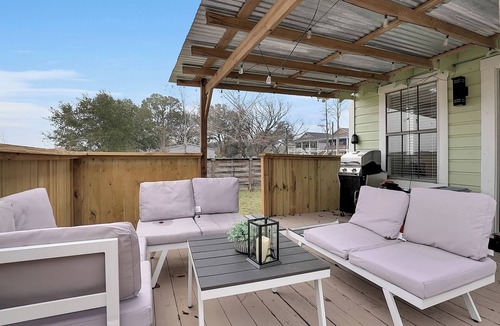 League City House | Charming 1 bedroom getaway perfect for relaxation!