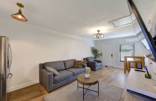 Braeswood Place Cottage | Charming 1-Bedroom Guest House Near NRG with a Level 2 Fast EV Charger