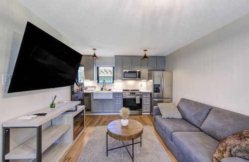 Braeswood Place Cottage | Charming 1-Bedroom Guest House Near NRG with a Level 2 Fast EV Charger