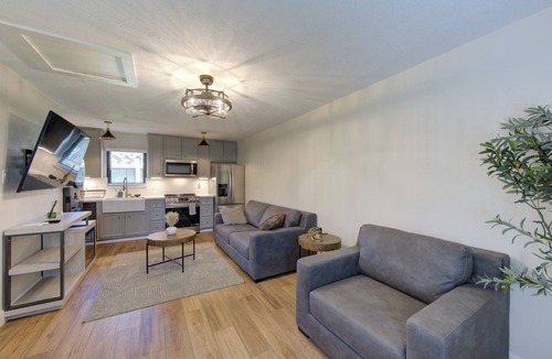 Braeswood Place Cottage | Charming 1-Bedroom Guest House Near NRG with a Level 2 Fast EV Charger