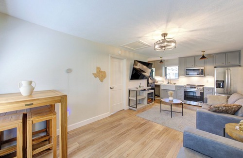 Braeswood Place Cottage | Charming 1-Bedroom Guest House Near NRG with a Level 2 Fast EV Charger