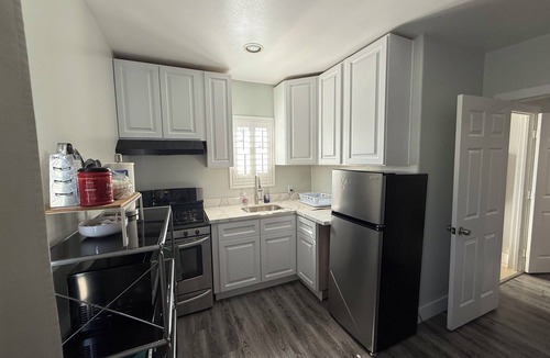 Hawthorne House | Charming 1-bedroom house in Hawthorne with AC