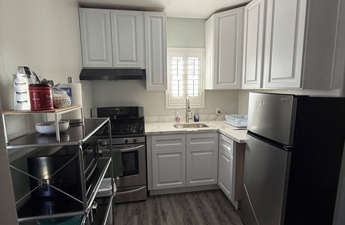 Hawthorne House | Charming 1-bedroom house in Hawthorne with AC