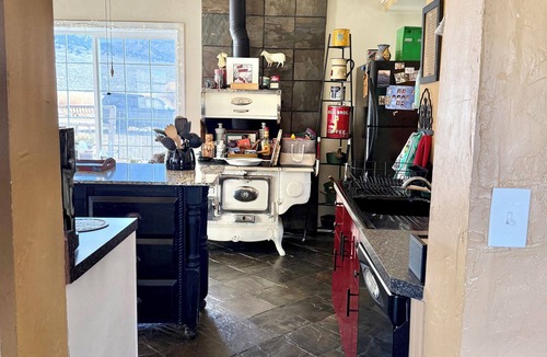 Plush House | Charming 1-bedroom house in Plush