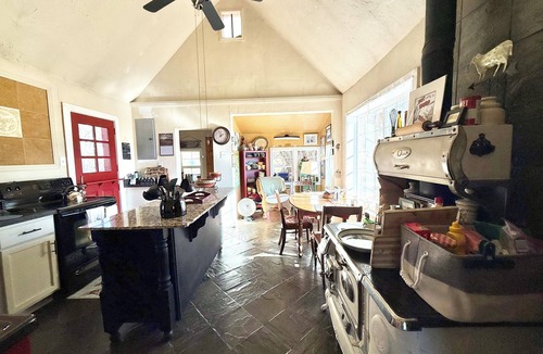 Plush House | Charming 1-bedroom house in Plush