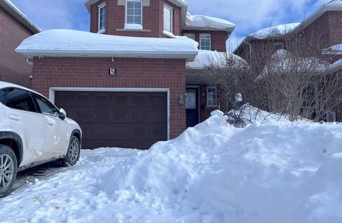 Vaughan House | Charming 1-bedroom in a house in Vaughan with AC